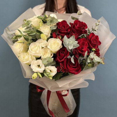 Букет романтика в красном и белом